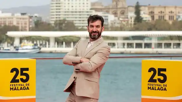 Arturo Valls, protagonista y productor de 'Camera Café', posa en el photocall del 25 Festival de Málaga