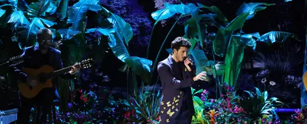 Sebastián Yatra lleva la magia a los Oscar cantando 'Dos oruguitas' Sebastián Yatra lleva la magia a los Oscar cantando 'Dos oruguitas'