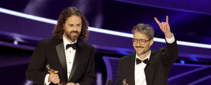 Leo Sanchez Barbosa y Alberto Mielgo reocogiendo el Oscar a mejor cortometraje animado