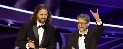 Leo Sanchez Barbosa y Alberto Mielgo reocogiendo el Oscar a mejor cortometraje animado Leo Sanchez Barbosa y Alberto Mielgo reocogiendo el Oscar a mejor cortometraje animado