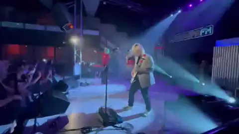 Varry Brava canta 'Raffaella' en el showcase de Elche Varry Brava canta 'Raffaella' en el showcase de Elche