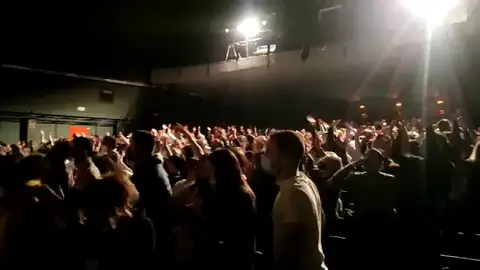 Dani Fernández cierra el showcase de Onda cantando 'Bailemos' Dani Fernández cierra el showcase de Onda cantando 'Bailemos'