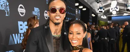 August Alsina y Jada Pinkett en 2017 August Alsina y Jada Pinkett en 2017