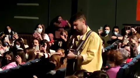 Dani Fernández canta con el público de Onda el tema 'Si tus piernas' Dani Fernández canta con el público de Onda el tema 'Si tus piernas'