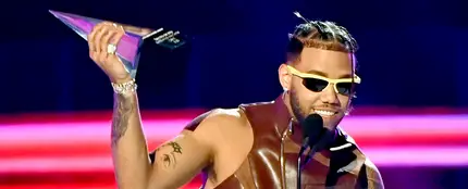 Jhay Cortez recogiendo su premio en los Latin Music Awards Jhay Cortez recogiendo su premio en los Latin Music Awards