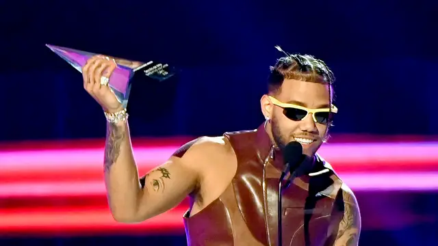 Jhay Cortez recogiendo su premio en los Latin Music Awards