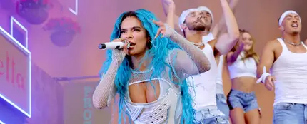 Le tiran un vaso de cerveza a Karol G y el vídeo se hace viral Le tiran un vaso de cerveza a Karol G y el vídeo se hace viral