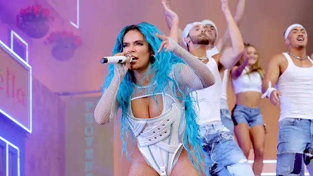 Le tiran un vaso de cerveza a Karol G y el vídeo se hace viral