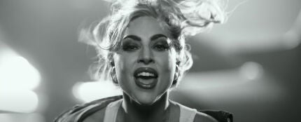 Lady Gaga en el vídeo de Hold My Hand