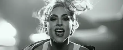 Lady Gaga en el vídeo de Hold My Hand Lady Gaga en el vídeo de Hold My Hand