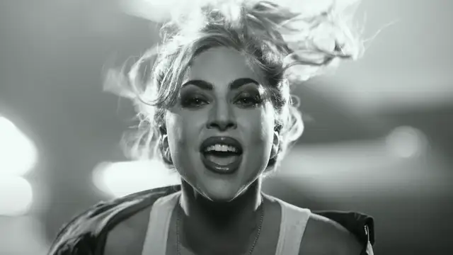 Lady Gaga en el vídeo de Hold My Hand