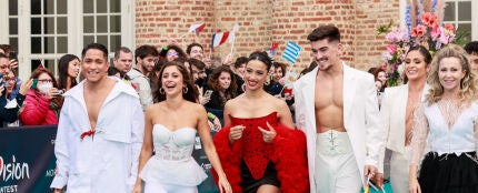 Chanel y sus bailarines en la alfombra turquesa de Eurovisión 2022