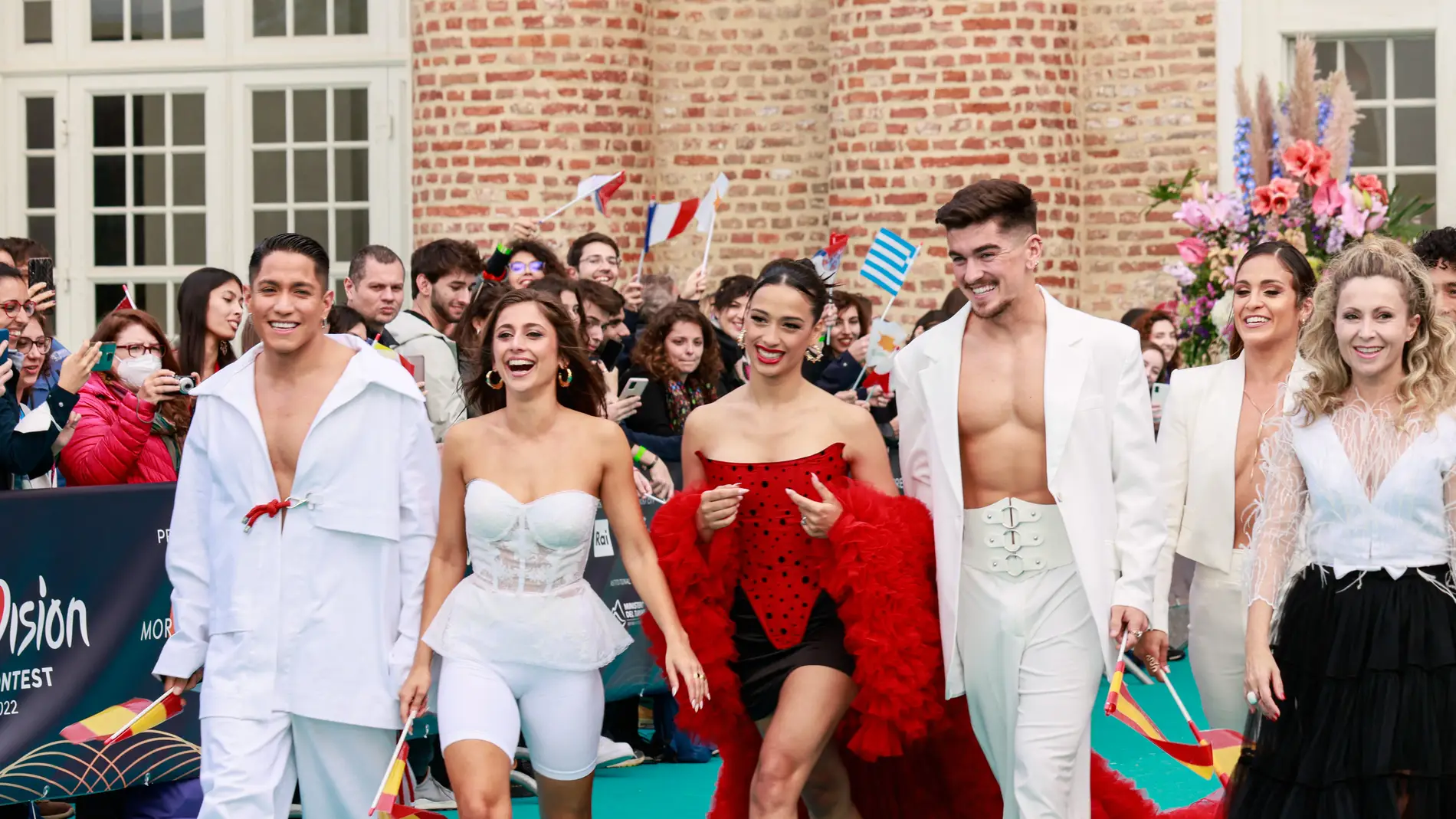 Chanel y sus bailarines en la alfombra turquesa de Eurovisión 2022