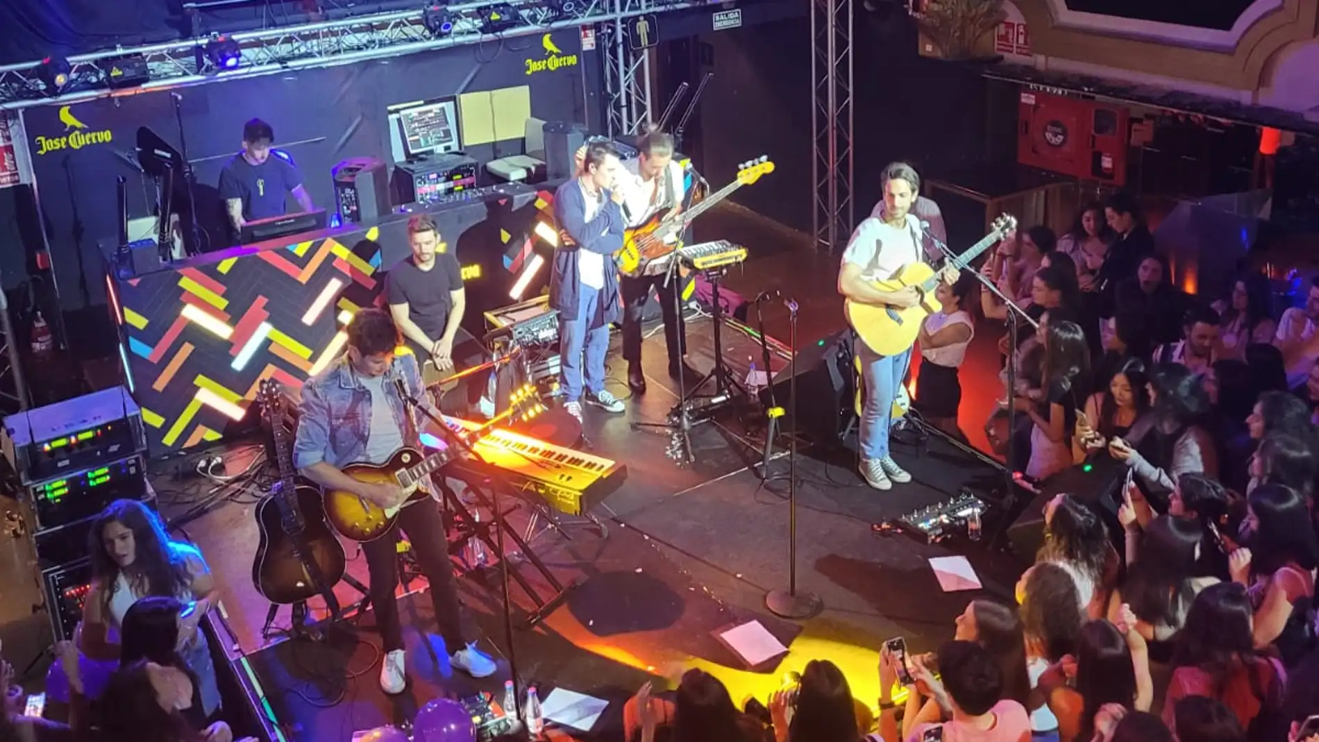 DVICIO en su showcase acústico con Europa FM DVICIO en su showcase acústico con Europa FM