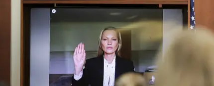 Kate Moss aclara qué ocurió en el incidente de la escalera en el juicio de Johnny Depp y Amber Heard Kate Moss aclara qué ocurió en el incidente de la escalera en el juicio de Johnny Depp y Amber Heard