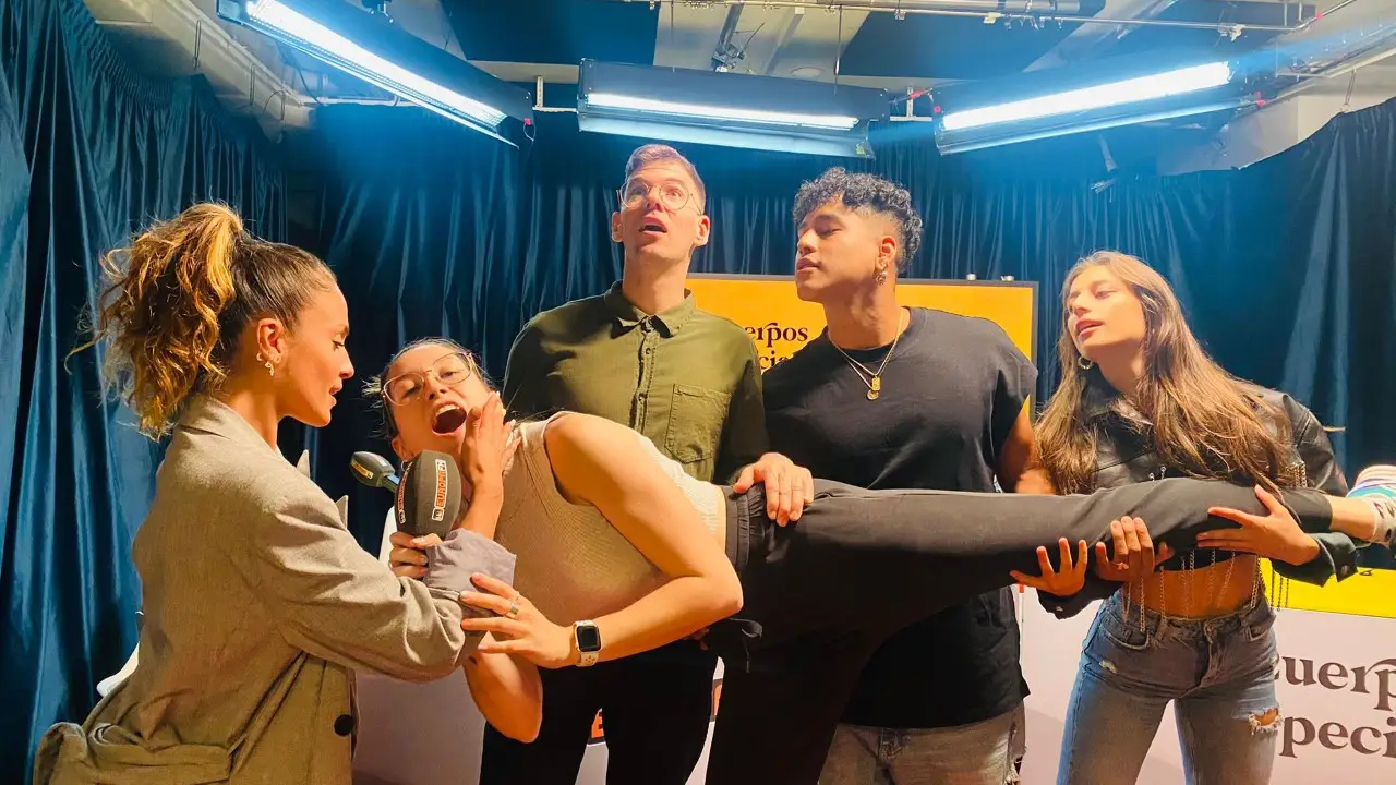 Los bailarines Raquel, Josh y Ria con Eva Soriano e Iggy Rubín en 'Cuerpos especiales' Los bailarines Raquel, Josh y Ria con Eva Soriano e Iggy Rubín en 'Cuerpos especiales'