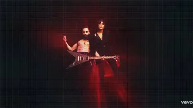 Aitana y Moderatto, en el videoclip de 'Sálvame'