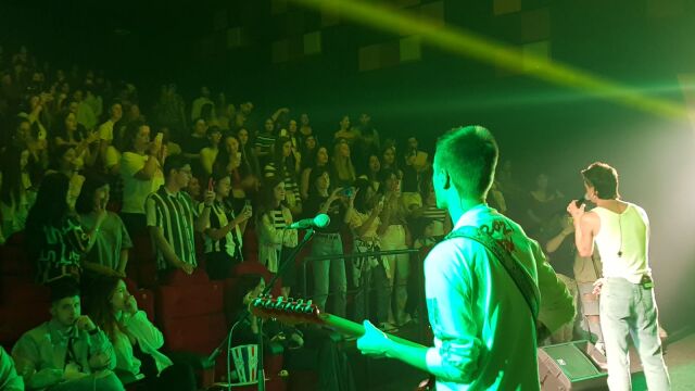Pol Granch y su guitarrista en Pamplona