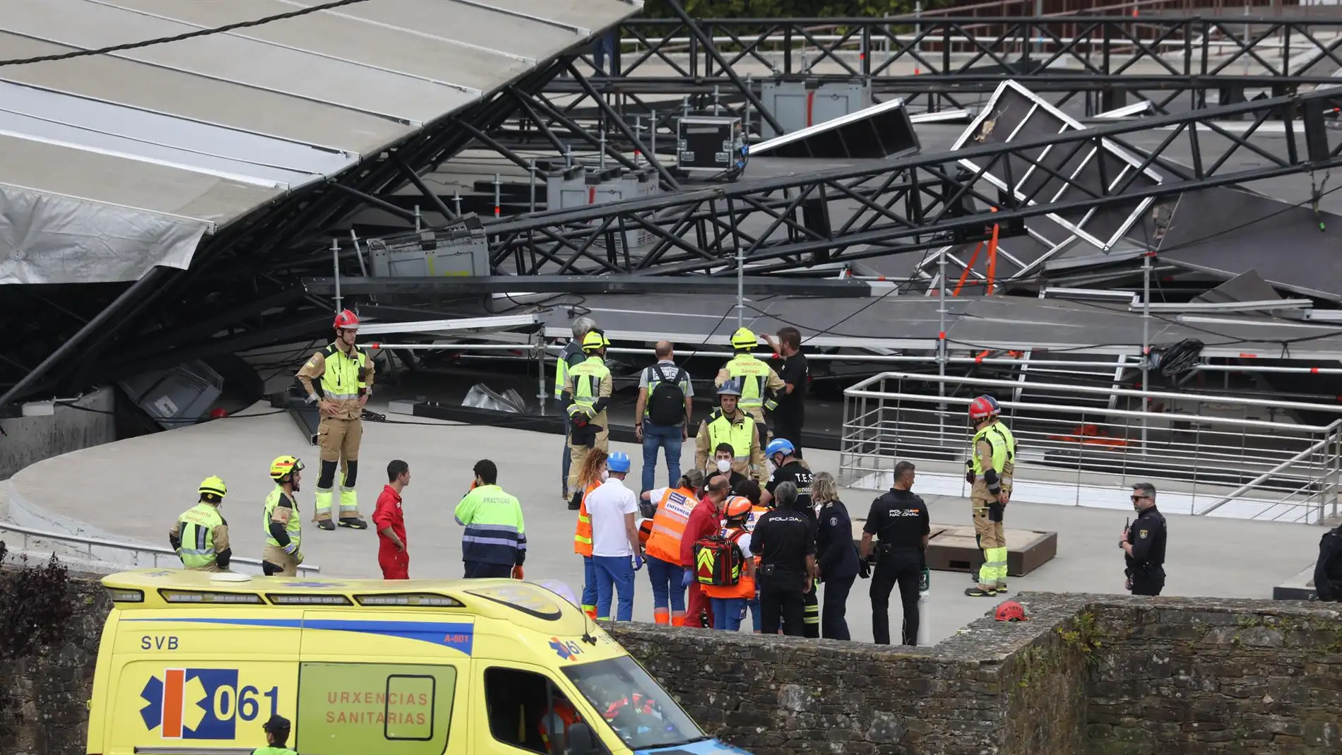 Varias personas quedan atrapadas tras derrumbarse un escenario de O Son do Camiño en Santiago de Compostela  