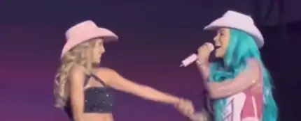 Anahí vuelve a los escenario después de 11 años junto a Karol G para interpretar 'Sálvame' Anahí vuelve a los escenario después de 11 años junto a Karol G para interpretar 'Sálvame'