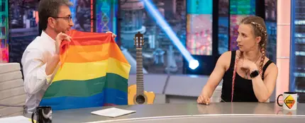 Pussy Riot explica a Pablo Motos lo que le pasaría por sacar una bandera gay en Rusia Pussy Riot explica a Pablo Motos lo que le pasaría por sacar una bandera gay en Rusia