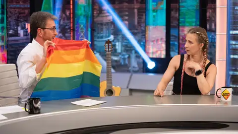 Pussy Riot explica a Pablo Motos lo que le pasaría por sacar una bandera gay en Rusia Pussy Riot explica a Pablo Motos lo que le pasaría por sacar una bandera gay en Rusia