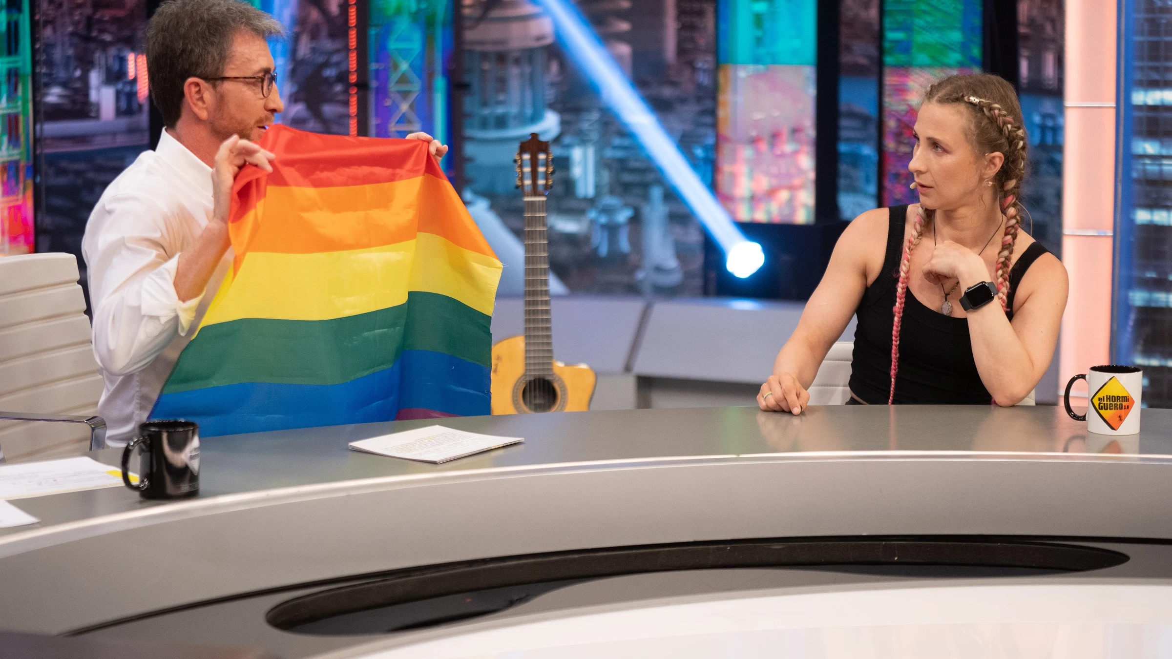 Pussy Riot explica a Pablo Motos lo que le pasar&iacute;a por sacar una bandera gay en Rusia