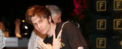 ¿De quién es la mano que asoma detrás de El Rubius? ¿De quién es la mano que asoma detrás de El Rubius?