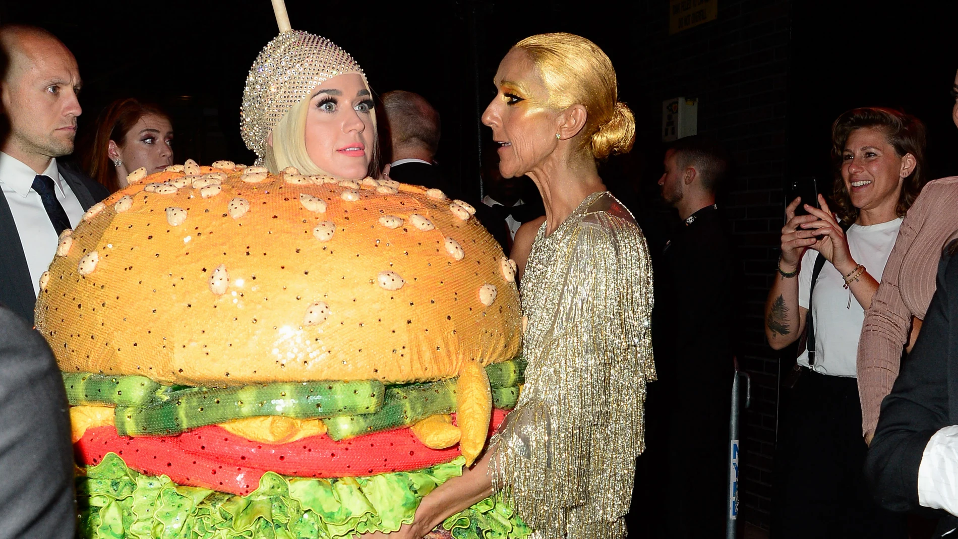 Katy Perry subasta sus vestidos más extravagantes