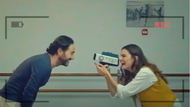Amaia Salamanca y Carlos Santos nos enamoran en 'Justo cuando el mundo apriete', de Viva Suecia y Leiva