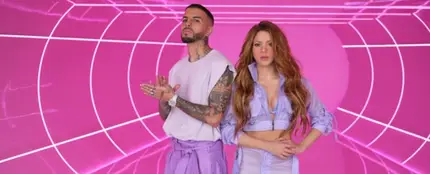 Shakira con Rauw Alejando en el videoclip de 'Te felicito' Shakira con Rauw Alejando en el videoclip de 'Te felicito'