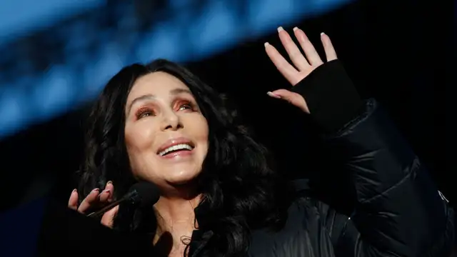 Cher, cantante y actriz estadounidense de 76 años