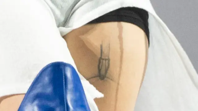 ¿Qué cantante tiene este curioso tatuaje en el muslo izquierdo?