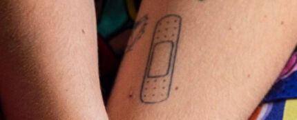¿Qué artista lleva tatuada esta tirita?