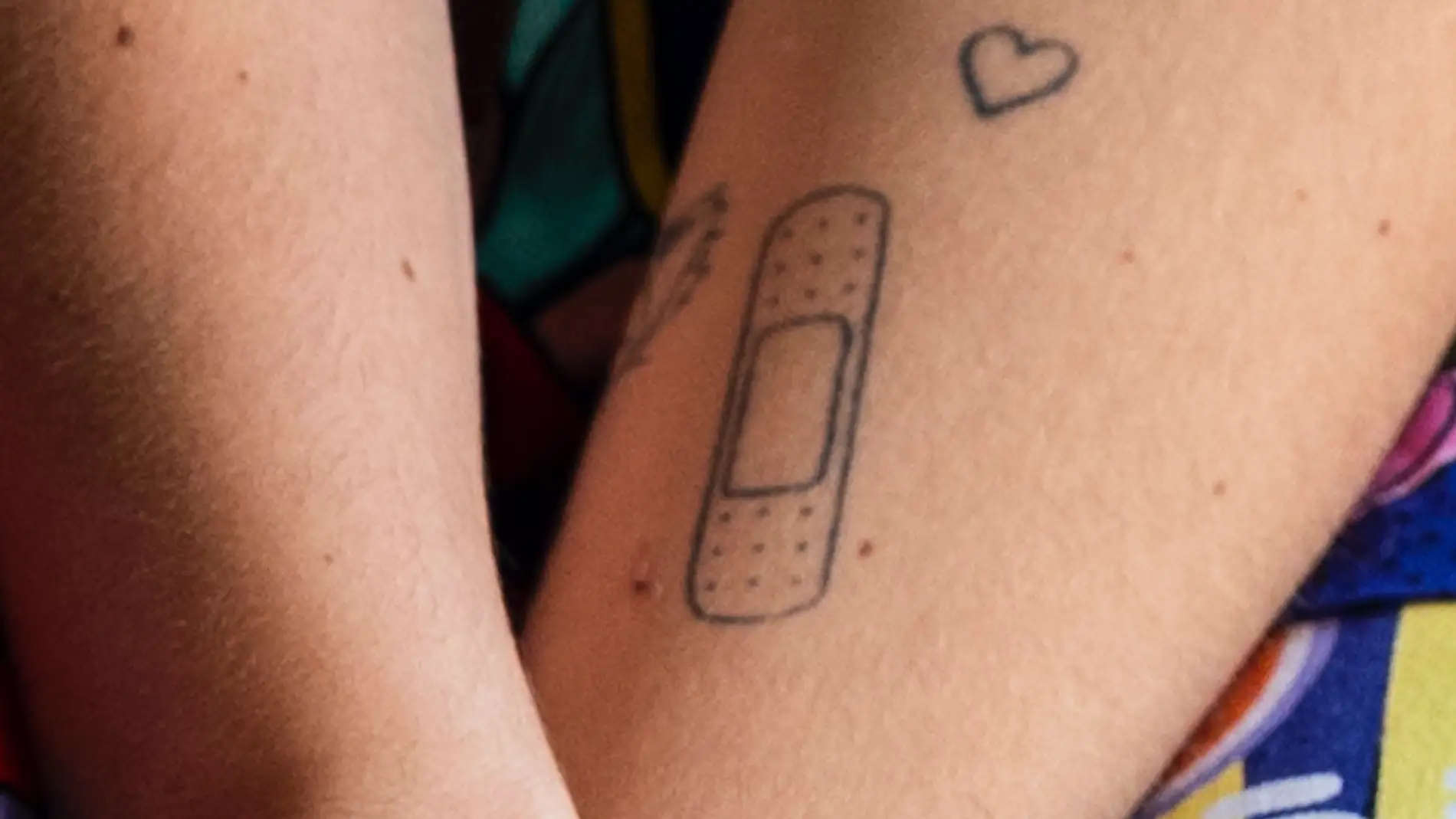 ¿Qué artista lleva tatuada esta tirita?