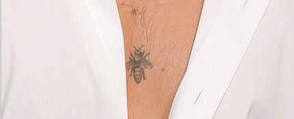 ¿Qué famoso cantante tiene tatuada una abeja en el pecho?