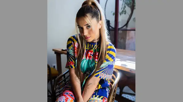 Lola Indigo lleva tatuada una tirita en el antebrazo