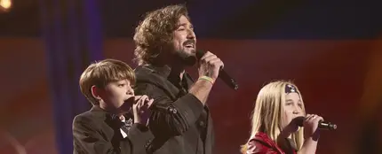 La emocionante actuación de Antonio Orozco, Fran y Pol cantando ‘Giran y van’ en la Final de ‘La Voz Kids’ La emocionante actuación de Antonio Orozco, Fran y Pol cantando ‘Giran y van’ en la Final de ‘La Voz Kids’