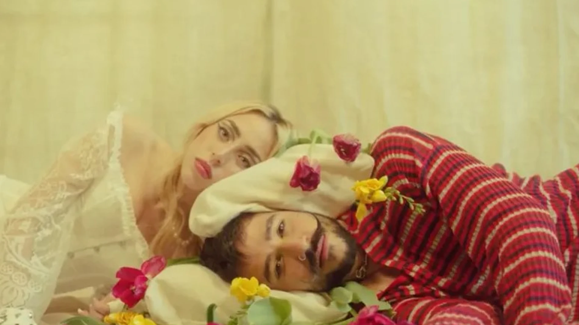 Camilo y Nicki Nicole, en el videoclip de 'Naturaleza.
