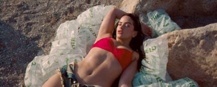 El costumbrismo español de sol y playa, protagonista del videoclip &#39;Despechá&#39; de Rosalía 