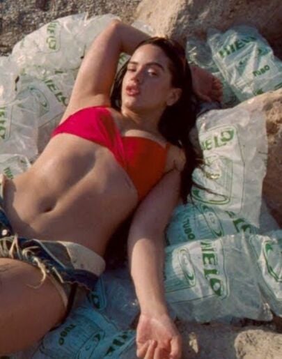 El costumbrismo español de sol y playa, protagonista del videoclip 'Despechá' de Rosalía 