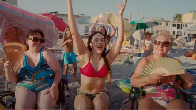 Rosalía con las abuelas con abanico en el videoclip de 'Despechá'