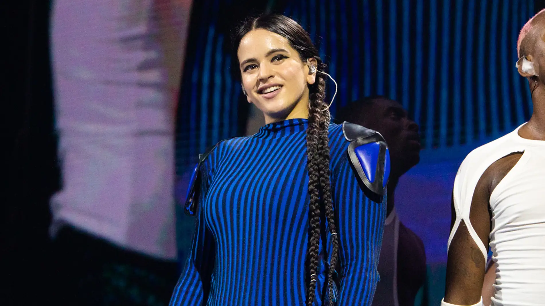 Rosalía pide perdón a sus fans en pleno concierto y revela la enfermedad que padece | Europa FM