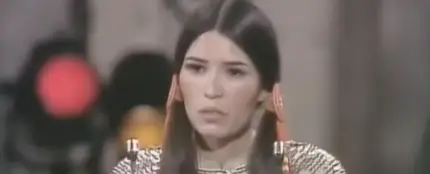 Sacheen Littlefeather durante su discurso en Los Oscar Sacheen Littlefeather durante su discurso en Los Oscar