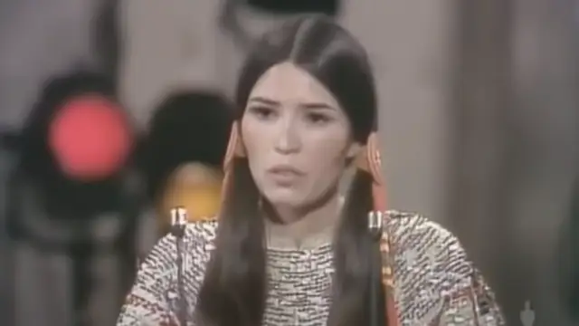 Sacheen Littlefeather durante su discurso en Los Oscar