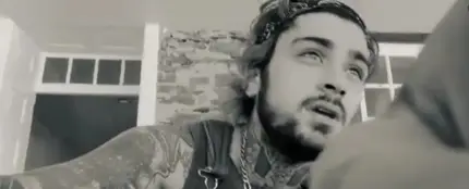 Una imagen del vídeo de Zayn Malik cantando 'Night Changes' a capela Una imagen del vídeo de Zayn Malik cantando 'Night Changes' a capela