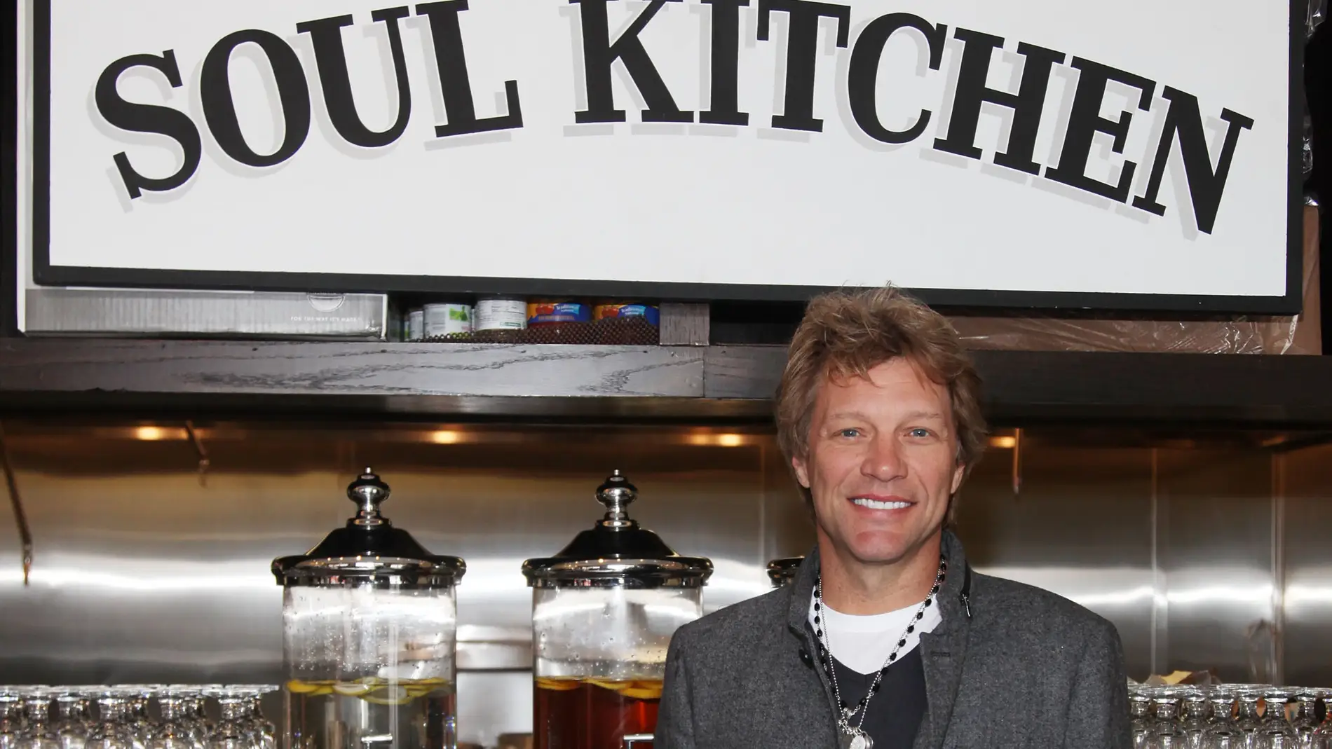 Bon Jovi en la puerta de su restaurante, Soul Kitchen