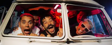 Camilo y Grupo Firme, en el videoclip de 'Alaska'. Camilo y Grupo Firme, en el videoclip de 'Alaska'.