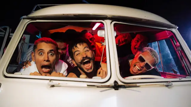 Camilo y Grupo Firme, en el videoclip de 'Alaska'.