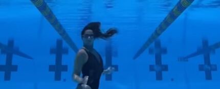 La nadadora olímpica Kristina Makushenko haciendo el &#39;moonwalk&#39; de Michael Jackson 
